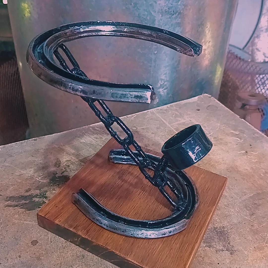 Mueble de hierro y madera